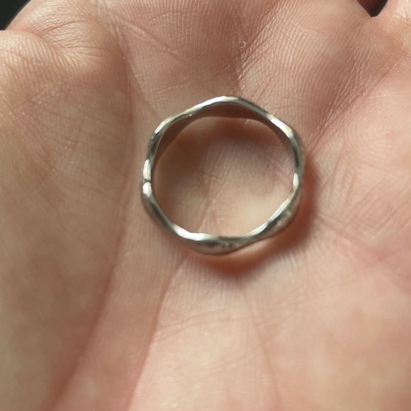 Solid 9ct white gold hammered finish ring - Picture 4 of 4